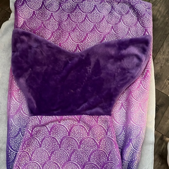 BRAND NEW!! mermaid blanket - Picture 3 of 4